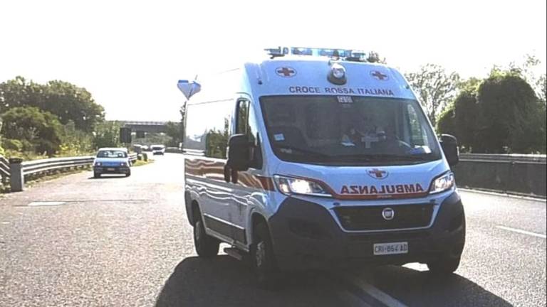 Un pezzo di ferro gli sfonda il parabrezza mentre guida: ferito al volto ed a un occhio, portato all'ospedale di Cesena Un pezzo di ferro gli sfonda il parabrezza mentre guida: ferito al volto ed a un occhio, portato all'ospedale di Cesena