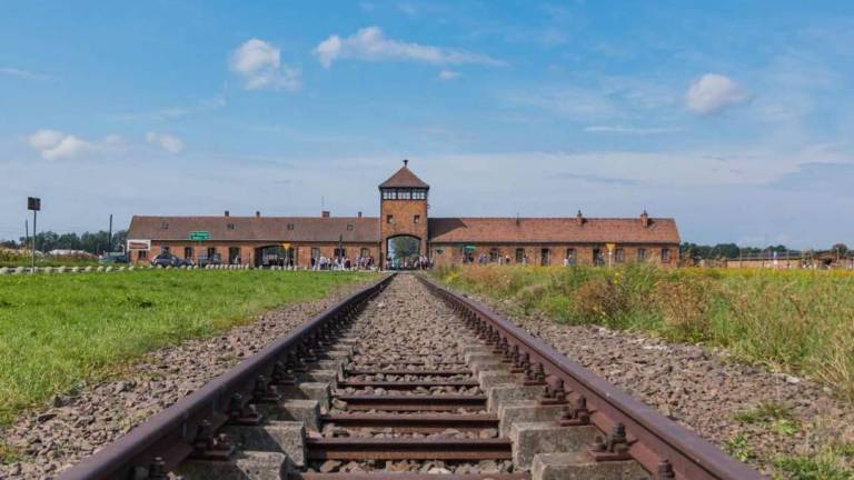 Stop viaggi ad Auschwitz, sindaca di Roma invita studenti di Predappio Stop viaggi ad Auschwitz, sindaca di Roma invita studenti di Predappio