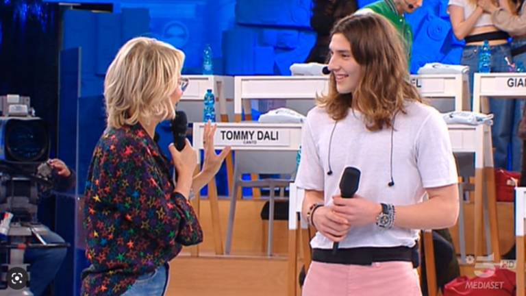 Amici, eliminato il riccionese Cricca: pioggia di critiche a Lorella Cuccarini sui social Amici, eliminato il riccionese Cricca: pioggia di critiche a Lorella Cuccarini sui social