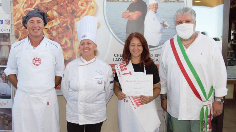 Miss tagliatella romagnola, valdostano vince a Gatteo Mare Miss tagliatella romagnola, valdostano vince a Gatteo Mare