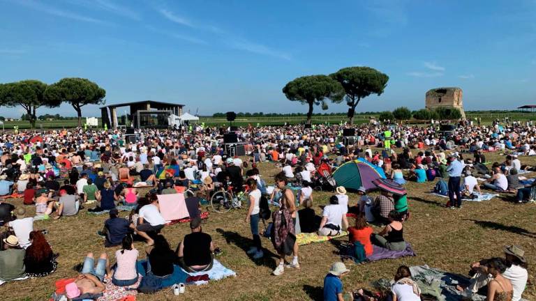 Ravenna, in 8mila al concerto di Daniele Silvestri per Romagna in Fiore: “E non c’era una cartaccia per terra” - Gallery Ravenna, in 8mila al concerto di Daniele Silvestri per Romagna in Fiore: “E non c’era una cartaccia per terra” - Gallery
