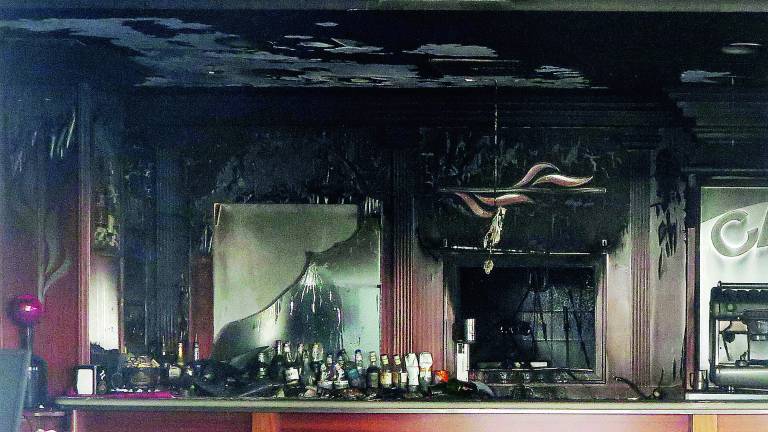 Incendio nella notte il bar Belle Epoque di Riccione Incendio nella notte il bar Belle Epoque di Riccione
