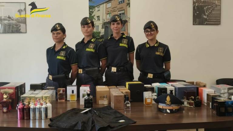 Ray-Ban e profumi di lusso a prezzi convenienti, ma la storia puzza: maxi-sequestri a Cervia, Pinarella e Tagliata Ray-Ban e profumi di lusso a prezzi convenienti, ma la storia puzza: maxi-sequestri a Cervia, Pinarella e Tagliata
