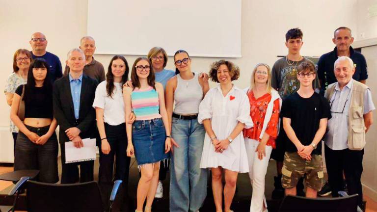 Alcuni studenti delle classi premiate alla prima edizione del concorso dall’associazione “Eredità e memoria” Alcuni studenti delle classi premiate alla prima edizione del concorso dall’associazione “Eredità e memoria”
