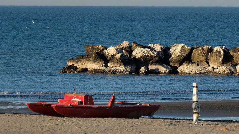 Rimini, al via i lavori per abbassare le scogliere di Viserbella Rimini, al via i lavori per abbassare le scogliere di Viserbella