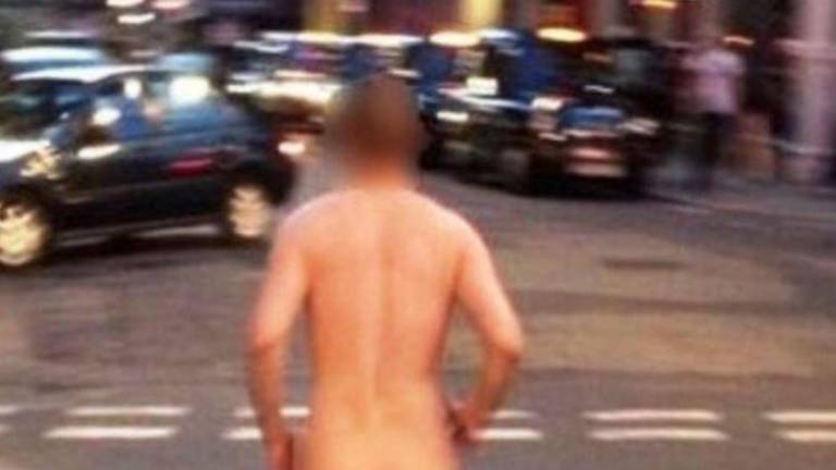 Forlì, salta nudo sopra le auto: arrestato Forlì, salta nudo sopra le auto: arrestato