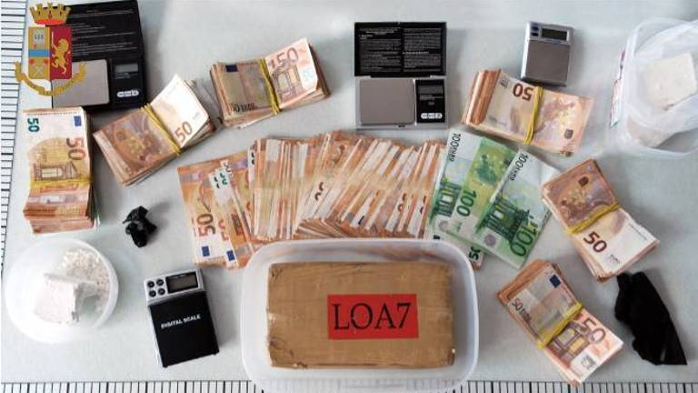 In casa 1,5 kg di coca e 35mila euro. Arrestato facchino del porto In casa 1,5 kg di coca e 35mila euro. Arrestato facchino del porto