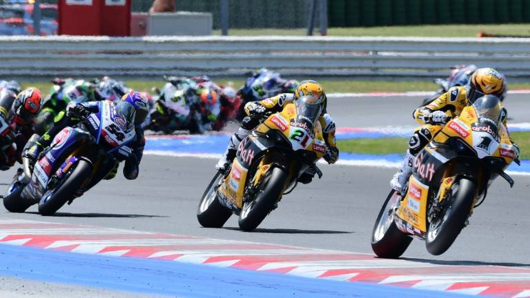 Superbike, Sprint race con bandiera rossa: Bautista beffa Razgatlioglu con Rinaldi 3° Superbike, Sprint race con bandiera rossa: Bautista beffa Razgatlioglu con Rinaldi 3°