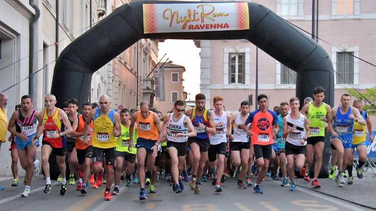 Oltre mille persone alla Night run, la corsa notturna in centro a Ravenna Oltre mille persone alla Night run, la corsa notturna in centro a Ravenna