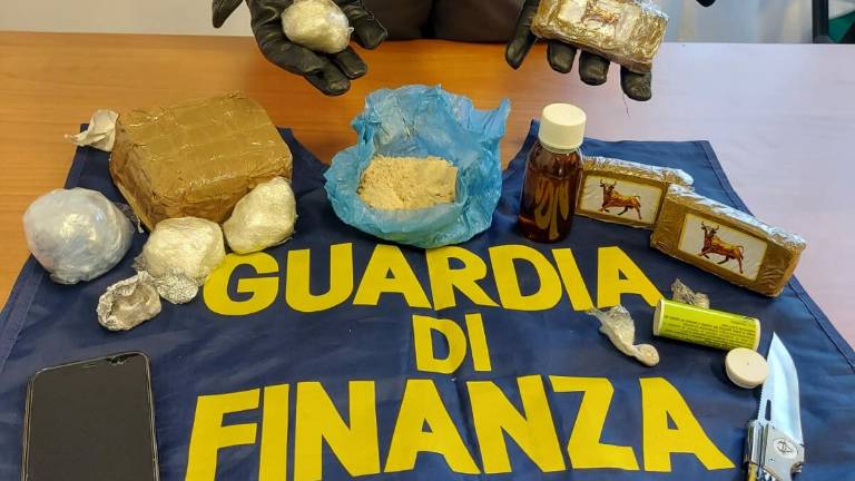 Cervia, prova a scappare lanciando la droga dall'auto: arrestato lo spacciatore della pineta Cervia, prova a scappare lanciando la droga dall'auto: arrestato lo spacciatore della pineta