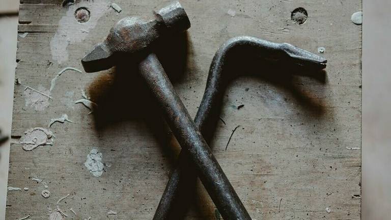 Forlì, dalla scala al piede di porco: la Finanza lo ferma e trova il kit del ladro nella sua auto Forlì, dalla scala al piede di porco: la Finanza lo ferma e trova il kit del ladro nella sua auto