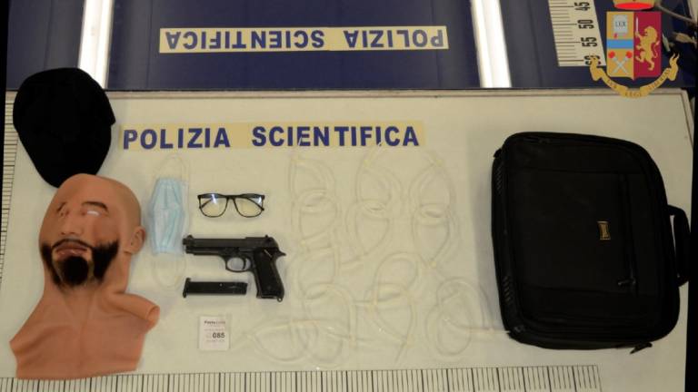 Ravenna, subito arrestati i due rapinatori mascherati Ravenna, subito arrestati i due rapinatori mascherati