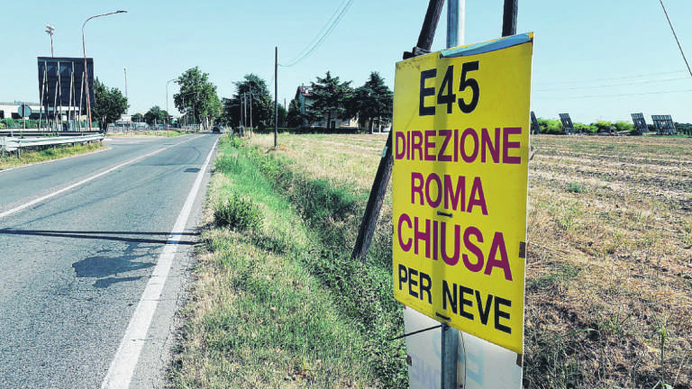 Cesena, E 45 chiusa per neve: cartello dimenticato e fuori stagione Cesena, E 45 chiusa per neve: cartello dimenticato e fuori stagione