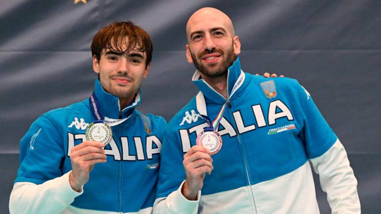 Matteo Galassi mostra con orgoglio la medaglia d’argento con il compagno Andrea Santarelli, medaglia di bronzo Matteo Galassi mostra con orgoglio la medaglia d’argento con il compagno Andrea Santarelli, medaglia di bronzo