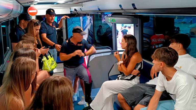 A Riccione il “Pullman azzurro” della Polizia FOTOGALLERY A Riccione il “Pullman azzurro” della Polizia FOTOGALLERY