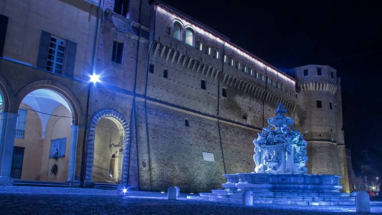 Convenzione Onu su infanzia e adolescenza, la fontana Masini si illumina di blu Convenzione Onu su infanzia e adolescenza, la fontana Masini si illumina di blu