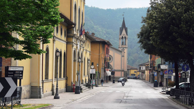 Auto abbandonata in strada a Galeata, ai domiciliari per 15 giorni Auto abbandonata in strada a Galeata, ai domiciliari per 15 giorni