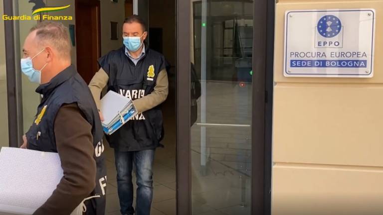 Ravenna, truffa delle mascherine e delle tute anti-Covid: sequestri per oltre un milione di euro Ravenna, truffa delle mascherine e delle tute anti-Covid: sequestri per oltre un milione di euro