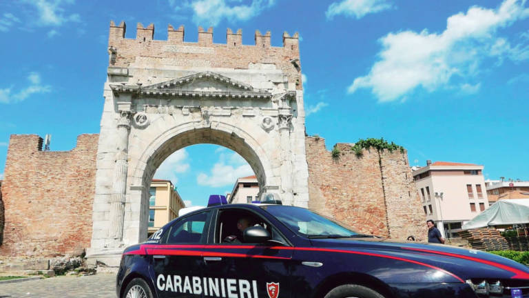 Rimini, una 24enne litiga con il fidanzato al bar e poi aggredisce i carabinieri