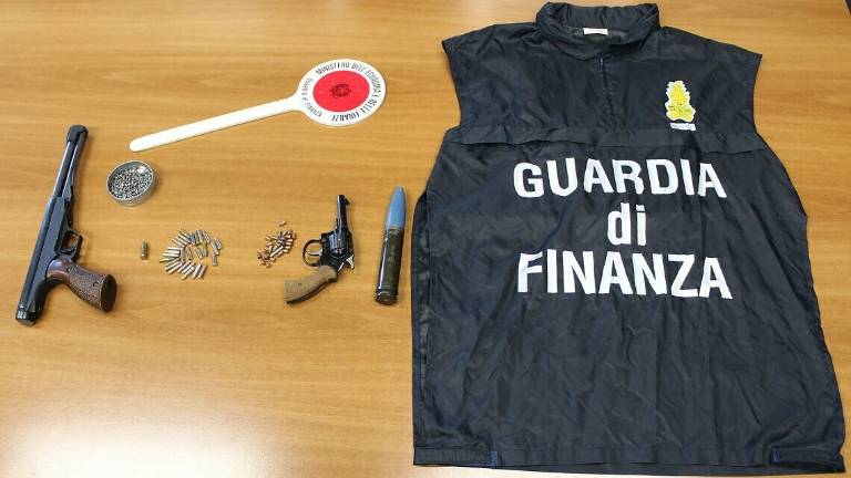 Lugo, pistole e munizioni da guerra nell'armadio, denunciato 53enne Lugo, pistole e munizioni da guerra nell'armadio, denunciato 53enne