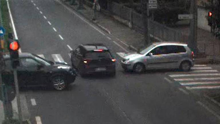 Rimini, l’auto ignora il rosso al semaforo, sfiorato un terribile incidente VIDEO Rimini, l’auto ignora il rosso al semaforo, sfiorato un terribile incidente VIDEO