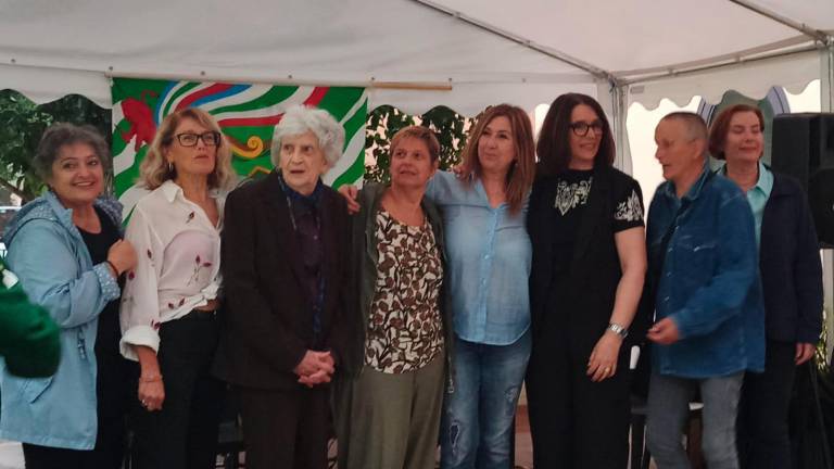 Faenza, Palio: incontro la prima dama del rione Verde del 1959 e le tamburine della sfilata storica del 1978 Faenza, Palio: incontro la prima dama del rione Verde del 1959 e le tamburine della sfilata storica del 1978