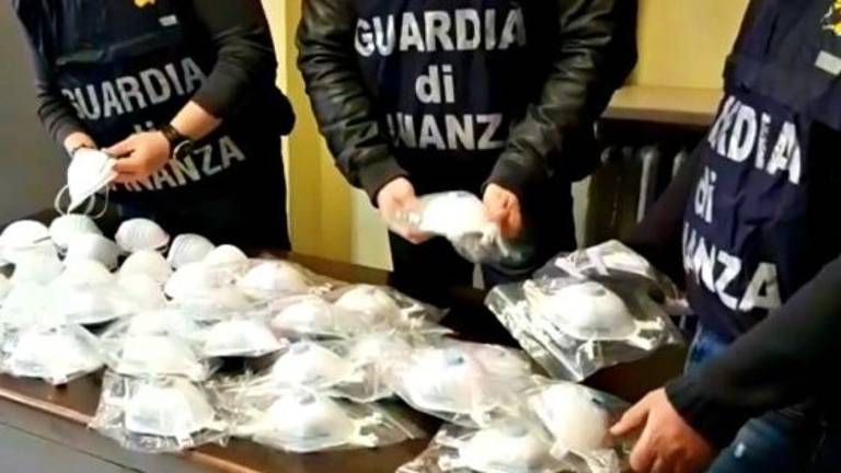 Rincari del 1.700% sulle mascherine, blitz della Gdf nel Ravennate Rincari del 1.700% sulle mascherine, blitz della Gdf nel Ravennate
