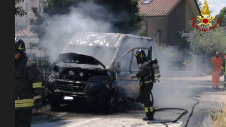 Cesena, furgone a fuoco in via Emilia Levante Cesena, furgone a fuoco in via Emilia Levante