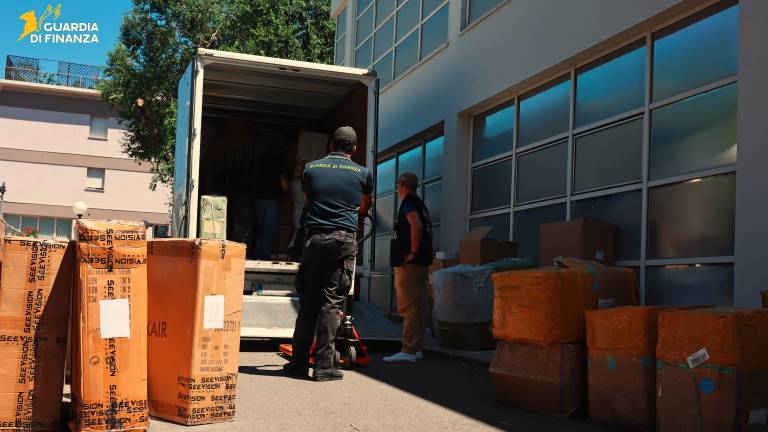 Rimini. In una struttura ricettiva ben 7 lavoratori in nero sugli 8 totali. Nel mirino della Finanza anche scontrini e merce contraffatta Rimini. In una struttura ricettiva ben 7 lavoratori in nero sugli 8 totali. Nel mirino della Finanza anche scontrini e merce contraffatta