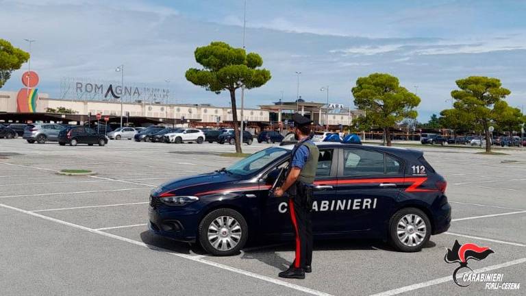 Prima derubano la moglie nel parcheggio, poi tentano subito la truffa telefonica al marito Prima derubano la moglie nel parcheggio, poi tentano subito la truffa telefonica al marito