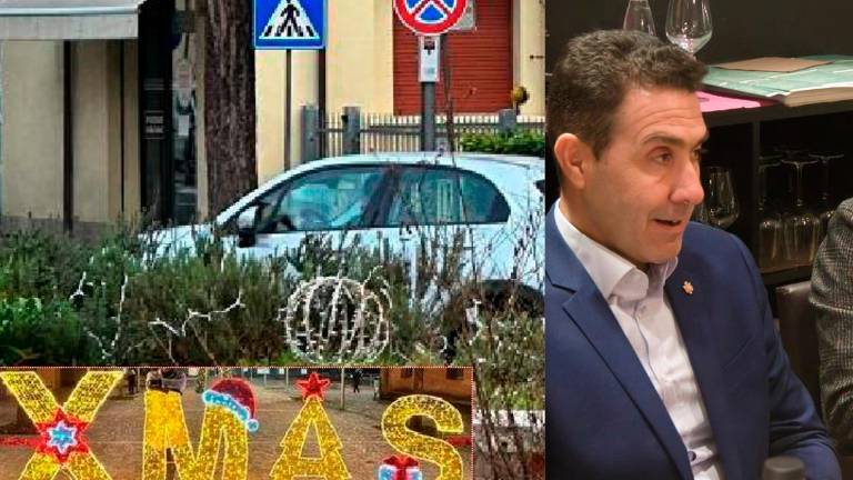 La rotatoria di Verucchio con l’addobbo rimosso e Roberto Vannacci La rotatoria di Verucchio con l’addobbo rimosso e Roberto Vannacci