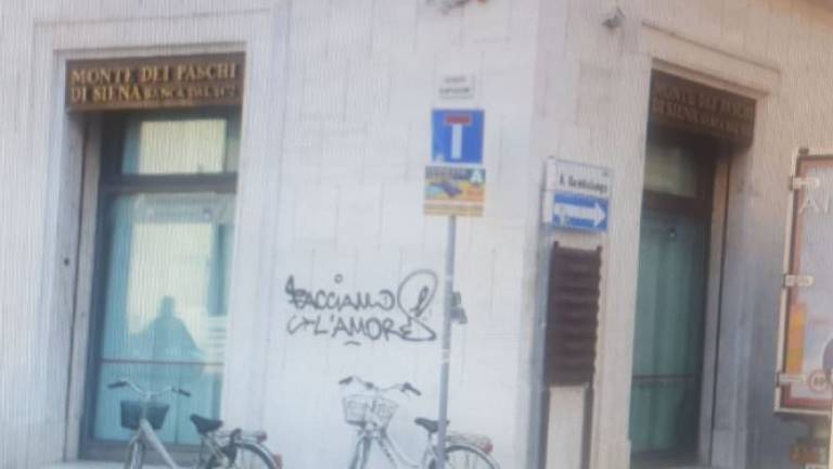 Beccato l'imbrattatore di facciamo l'amore a Rimini Beccato l'imbrattatore di facciamo l'amore a Rimini