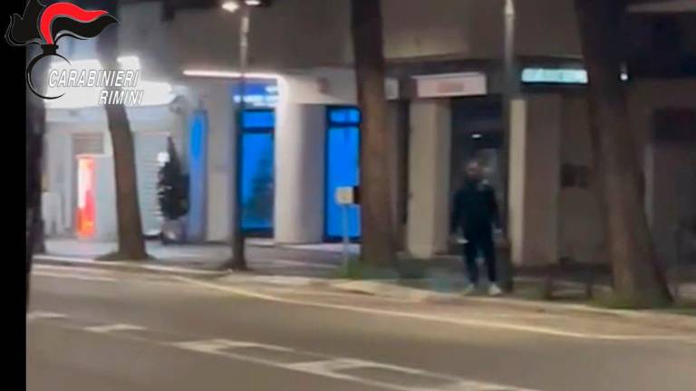 Il 23enne egiziano con in mano il coltello Il 23enne egiziano con in mano il coltello