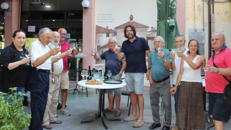 Due nuovi maxi dipinti abbelliscono piazza Castello a Savignano Due nuovi maxi dipinti abbelliscono piazza Castello a Savignano