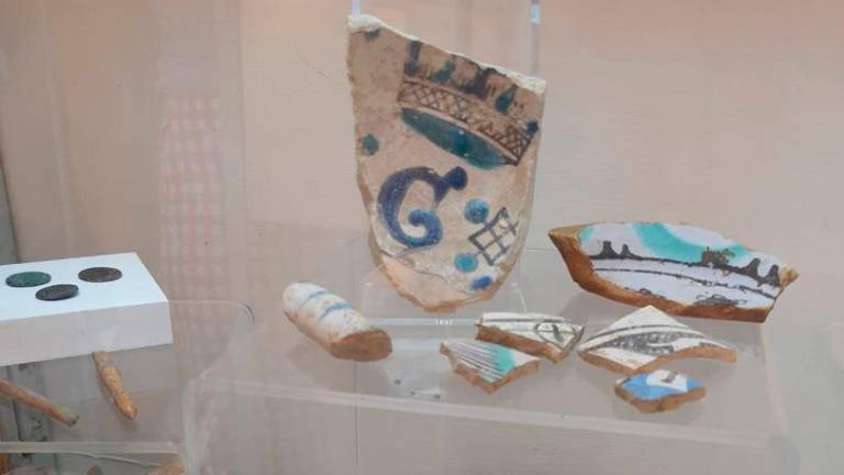 La ceramica con la lettera G, iniziale di Galeotto Malatesta La ceramica con la lettera G, iniziale di Galeotto Malatesta