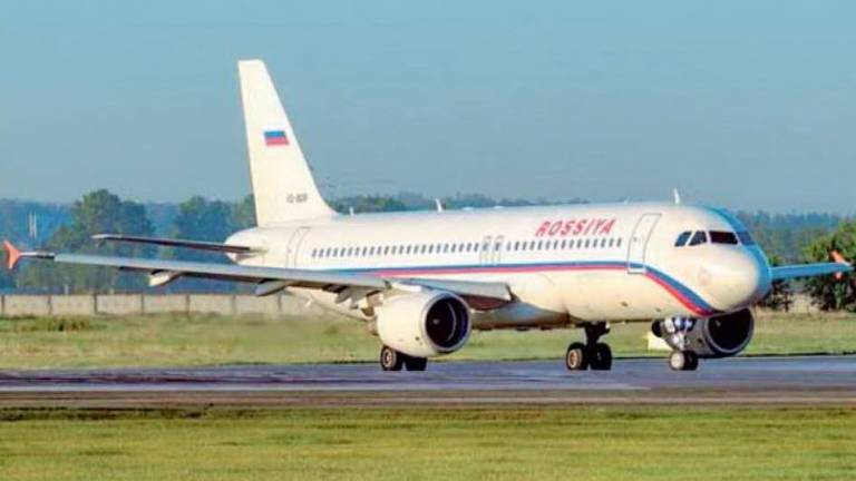 Fumano dentro l'aereo, denunciati dalla Polaria a Rimini Fumano dentro l'aereo, denunciati dalla Polaria a Rimini