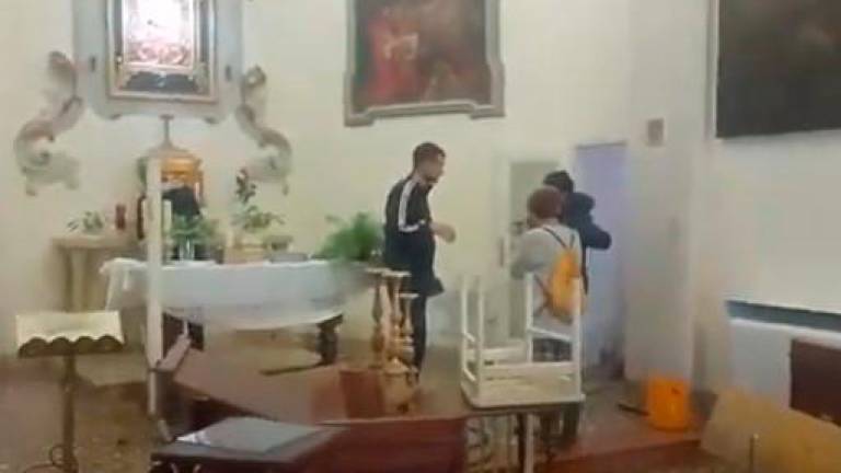 Danneggiata la chiesa di Madonna della Pioppa (Video Mauro Monti) Danneggiata la chiesa di Madonna della Pioppa (Video Mauro Monti)