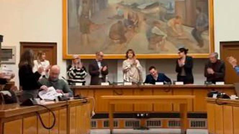 Cesenatico, il sindaco denuncia la ‘ndrangheta: maggioranza e opposizione in piedi ad applaudirlo in consiglio comunale VIDEO Cesenatico, il sindaco denuncia la ‘ndrangheta: maggioranza e opposizione in piedi ad applaudirlo in consiglio comunale VIDEO