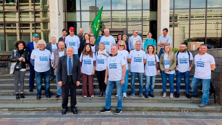 Treni, quadruplicamento linea Bologna-Castelbolognese, protesta davanti alla Regione: “L’opera va fatta, ma non così” Treni, quadruplicamento linea Bologna-Castelbolognese, protesta davanti alla Regione: “L’opera va fatta, ma non così”