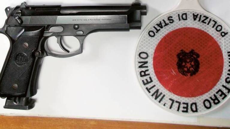 Con una pistola giocattolo semina il panico sul lungomare di Rimini Con una pistola giocattolo semina il panico sul lungomare di Rimini