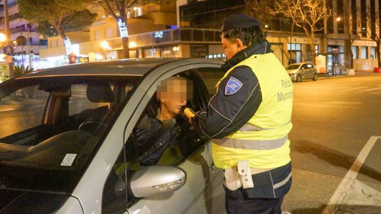 Guidava ubriaco col telefonino, soccorso dalla moglie: ma era sbronza anche lei Guidava ubriaco col telefonino, soccorso dalla moglie: ma era sbronza anche lei