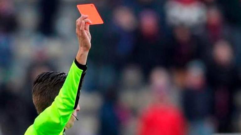 Forlì: “ti aspetto fuori, ti uccido” e prova a prendere a calci e pugni l’arbitro. Daspo di 18 mesi e squalifica fino al 30 giugno 2026 per un calciatore di Terza categoria Forlì: “ti aspetto fuori, ti uccido” e prova a prendere a calci e pugni l’arbitro. Daspo di 18 mesi e squalifica fino al 30 giugno 2026 per un calciatore di Terza categoria