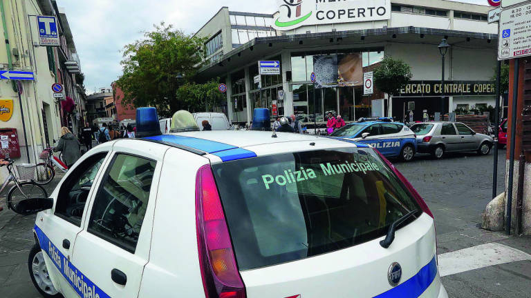 Bevono davanti al Mercato coperto di Rimini: cinque multati Bevono davanti al Mercato coperto di Rimini: cinque multati