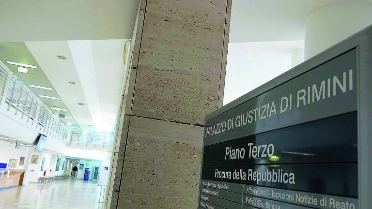 Rimini, trova la ex col nuovo fidanzato e li colpisce a bottigliate Rimini, trova la ex col nuovo fidanzato e li colpisce a bottigliate