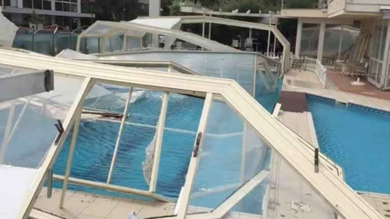 Tromba d'aria a Milano Marittima, danni anche alla piscina di un hotel Tromba d'aria a Milano Marittima, danni anche alla piscina di un hotel