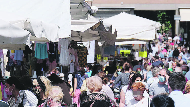 Rimini, prova una pelliccia al mercato e viene derubata: nel portafoglio un tesoro da 90mila euro Rimini, prova una pelliccia al mercato e viene derubata: nel portafoglio un tesoro da 90mila euro