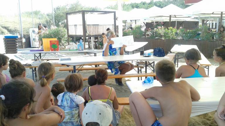 Ravenna, Un bagno di libri per i bambini in spiaggia Ravenna, Un bagno di libri per i bambini in spiaggia