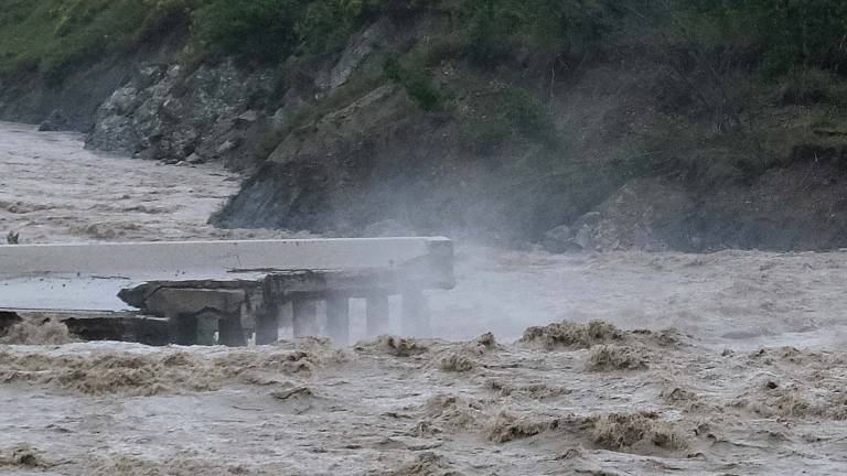 Ponte crollato a Rimini per il maltempo, partono subito le verifiche Ponte crollato a Rimini per il maltempo, partono subito le verifiche