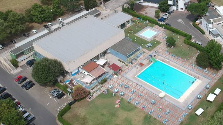 Castel San Pietro, piscina: un pallone riscaldato coprirà la vasca esternna Castel San Pietro, piscina: un pallone riscaldato coprirà la vasca esternna