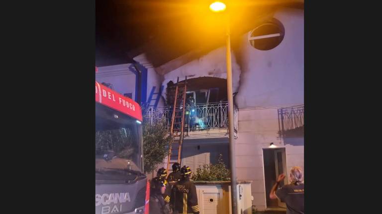 San Mauro Pascoli, incendio nella notte: una famiglia si rifugia sul tetto, poi è salvata dai Vigili del Fuoco San Mauro Pascoli, incendio nella notte: una famiglia si rifugia sul tetto, poi è salvata dai Vigili del Fuoco